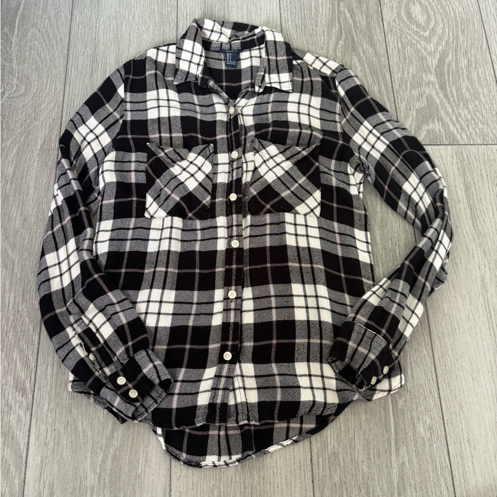 Forever 21 women’s flannel button down. EUC.

Measurements in photos.